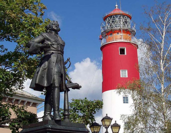 маяк и памятник Петру I
