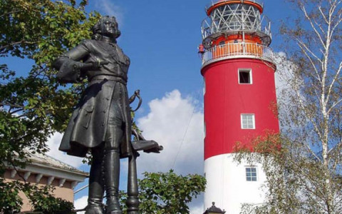 маяк и памятник Петру I